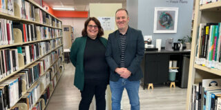 Christine Pratte, technicienne en documentation et responsable de la bibliothèque Jean-Paul-Plante à Louiseville et Simon Jolivet, conférencier.