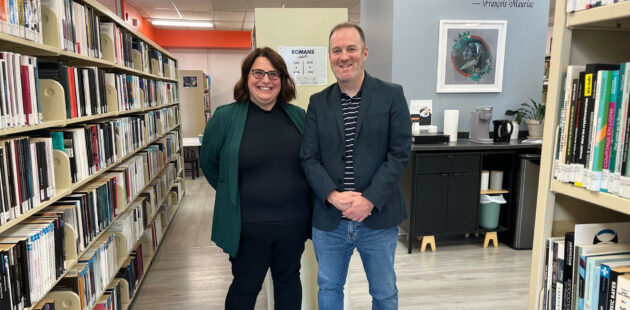 Christine Pratte, technicienne en documentation et responsable de la bibliothèque Jean-Paul-Plante à Louiseville et Simon Jolivet, conférencier.