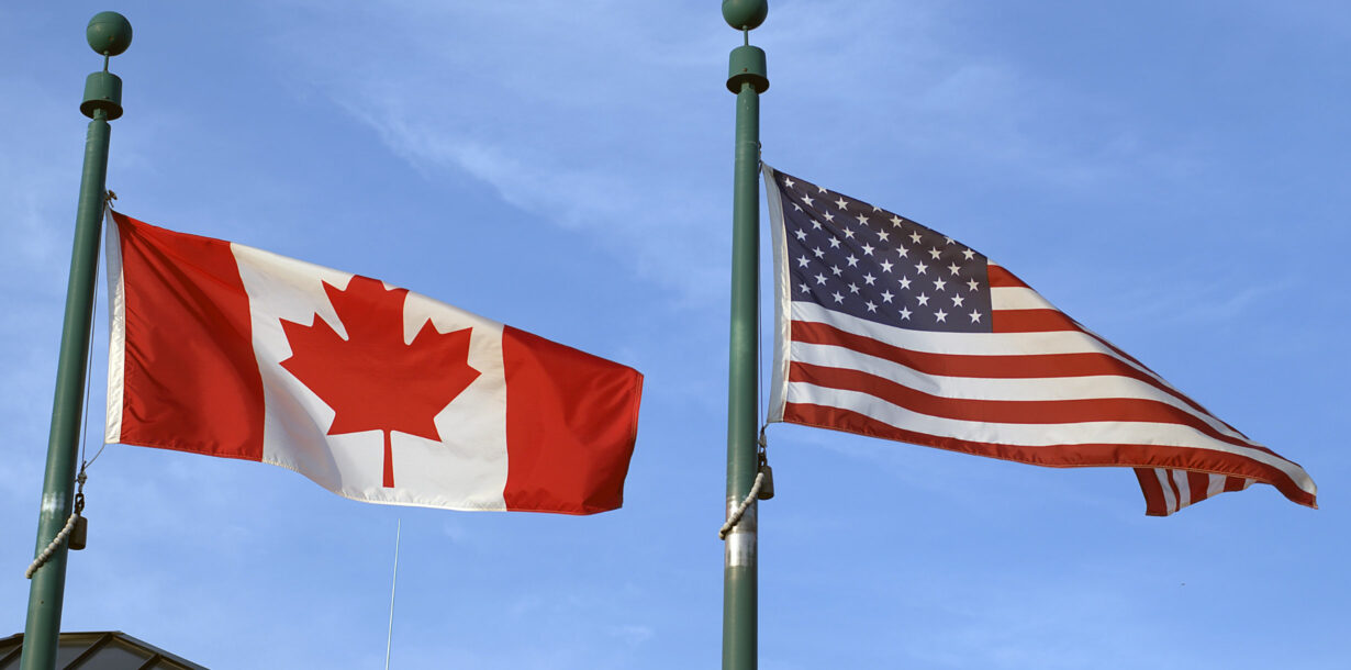 Drapeaux du Canada et des États-Unis