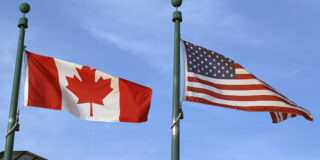 Drapeaux du Canada et des États-Unis