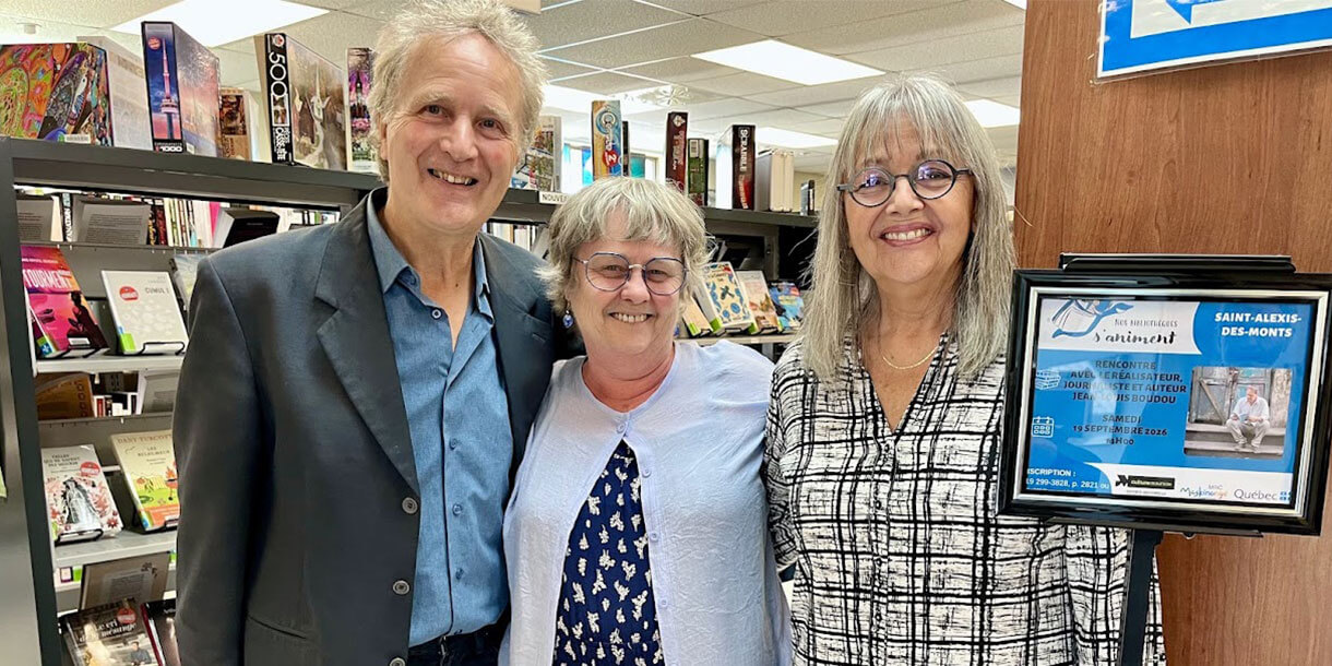 Jean-Louis Boudou, auteur et conférencier, Joëlle Pelé, bénévole et Sylvie Dupuis, responsable de la bibliothèque de Saint-Alexis-des-Monts.